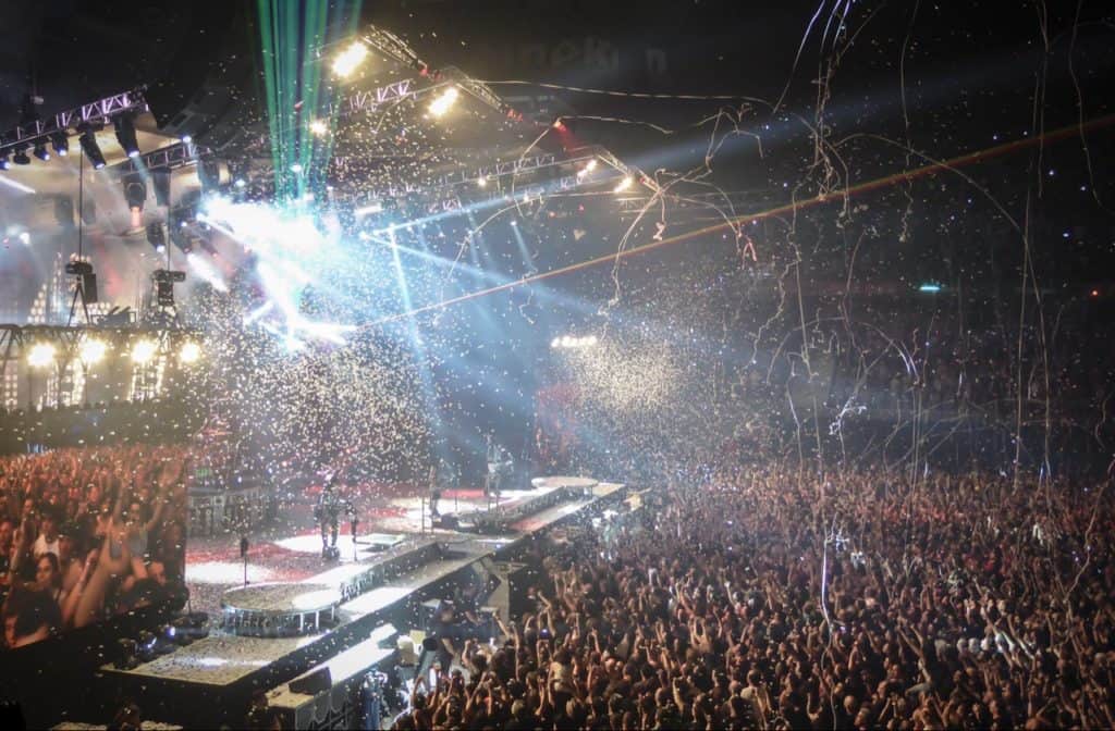 The band KISS playing before a HUGE massive crowd. With graffiti everywhere. Photo free on pexels.com