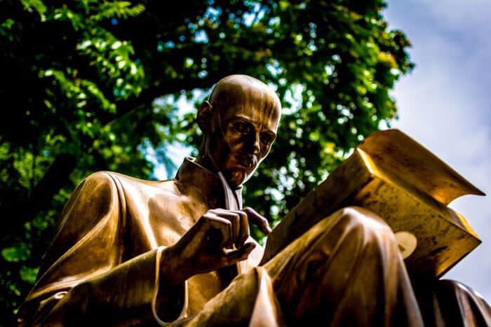 Bronze statue reading book. Photo from Unsplash.com