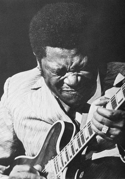 BB King playing guitar intensely and emotionally, with eyes closed. Black and white picture. commons.m.wikimedia.org