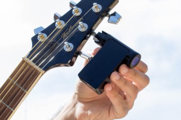 Roadie 2 Automatic Smart Guitar Tuner works easily by you simply placing it on top of your guitar pegs and all you have to do is pick the guitar strings and it automatically tunes it for you, one string at a time. Image courtesy of Roadie from commons.m.wikimedia.org