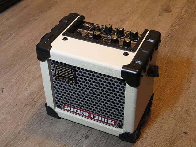 Beige colored Roland Micro Amp. A great sized amp to carry anywhere, even outside because it’s rugged and durable. Image courtesy of Asmoth from commons.m.wikimedia.org