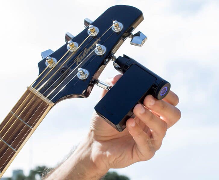 Roadie 2 Automatic Smart Guitar Tuner works easily by you simply placing it on top of your guitar pegs and all you have to do is pick the guitar strings and it automatically tunes it for you, one string at a time. Image courtesy of Roadie from commons.m.wikimedia.org