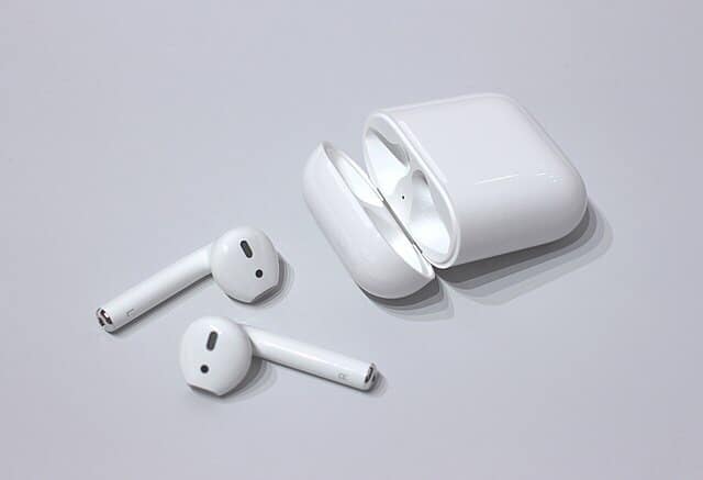 AirPods and its AirPods case